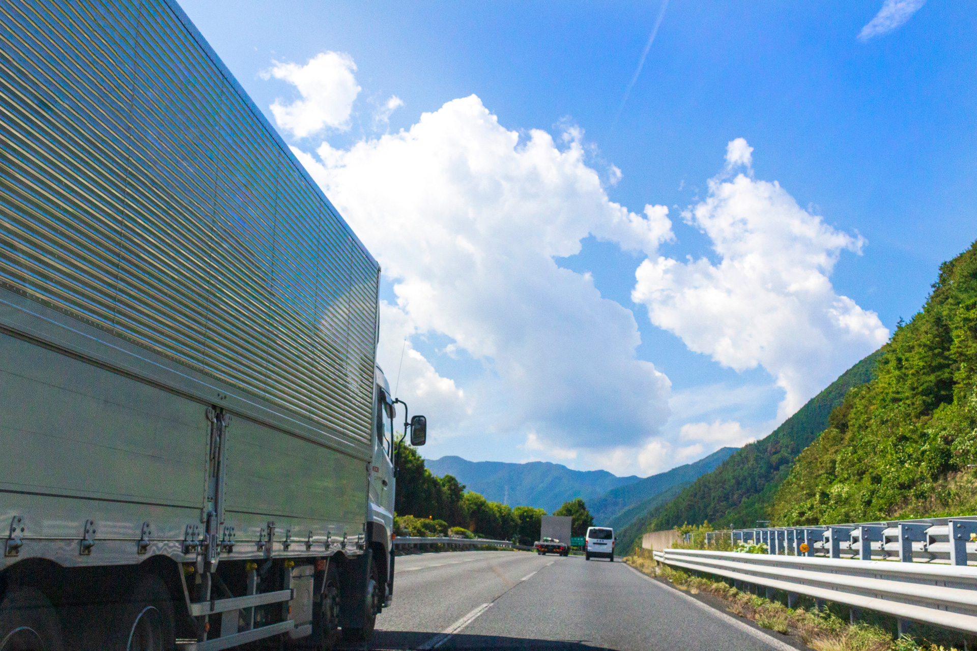 一般貨物自動車輸送業と重量物・精密機械輸送、産業廃棄物収集運搬なら日本全国対応の株式会社H.S.Bへお任せください