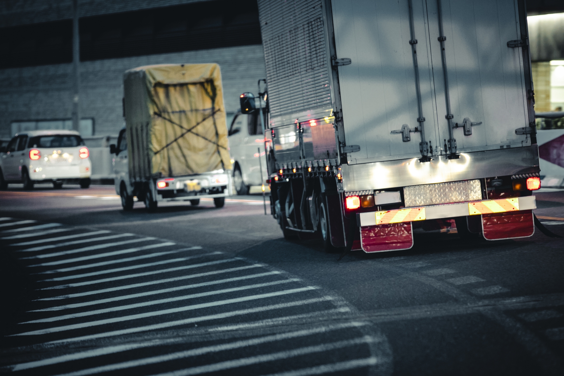 一般貨物自動車輸送業と重量物・精密機械輸送、産業廃棄物収集運搬なら日本全国対応の株式会社H.S.Bへお任せください